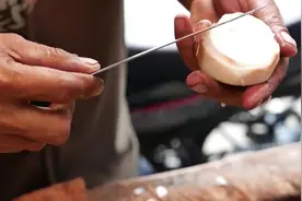 印尼街头出现极速刀工，三两下就把果冻果给削好了视频封面