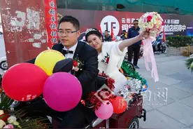 低碳不低调 昆明百辆电动车接亲婚礼帅呆了图片