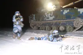 海军陆战队员寒疆不惧严寒展开夜间训练图片