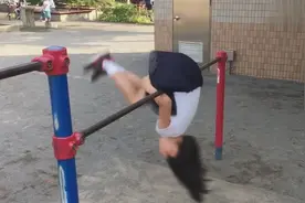 文静的日本女宝宝在单杠上连翻50次，你就是传说中的无敌风火轮吗视频封面