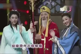 法海重现舞台，和两个女儿同台合唱《法海不懂爱》，真的太经典了视频封面