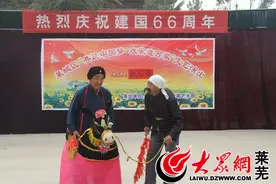 莱芜老汉镜前嬉笑“自嘲” 山野村夫反串老太图片