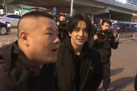 网友偶遇薛之谦和岳云鹏 两人凑在一起段子频出图片