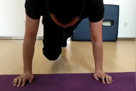 篮球新手教学，打篮球应加强身体素质，4个动作教你提升核心力量视频封面