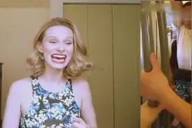 搞笑乐不停，美国妹子看地铁牵手撩小哥哥小姐姐视频，笑翻了！视频封面