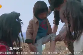 Kimi的脚丫踩到泥巴，森碟和王诗龄暖心帮忙，画风好暖视频封面