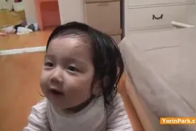 实拍：小宝宝跑来跑去一直叫爸爸，太萌了，把人们的心都融化了！图片