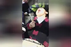 原来冰淇淋还可以这样吃，这孩子成神了，睡着了还在舔图片