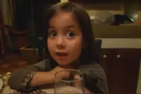 妈妈教中法混血的女儿唱爱情买卖，唱的好萌图片