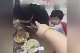 当孩子在老爸面前撒娇，和妈妈抢爸爸，老爸能幸福死啊！图片