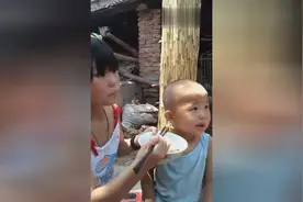 超有爱的喂饭！九岁的姐姐照顾三岁的弟弟吃饭图片