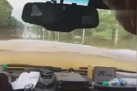 看一次笑一次，暴雨淹了马路 这车是在划还是在开啊图片