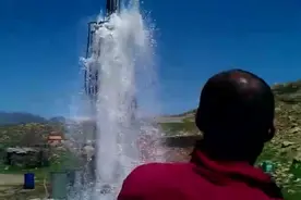 水井钻出水来的那一瞬间，看着真爽图片