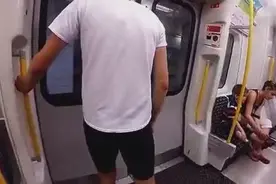 英国男子与地铁赛跑 78秒跑完一站赶上同一辆地铁图片