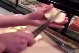 实拍快速削苹果，这刀法真是不错，第一次见削苹果这么快的！图片