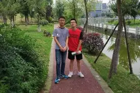 高校男生寝室种西瓜：想给生活添点绿色图片