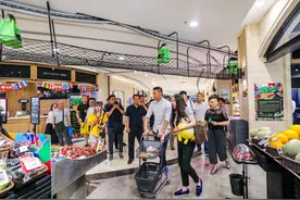 足球名将于大宝现身地球港 “友邻观球团”成世界杯看球新场景图片