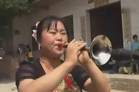女子唢呐独奏  黄土高坡图片