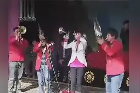 陕北子洲美女婆姨吹唢呐 太好了图片