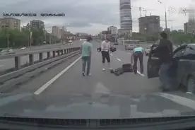 实拍摩托小伙高速飙车！手断脚断惨不忍睹图片