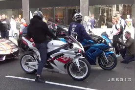 超跑和摩托车街头轰炸，周围的居民遭殃了图片