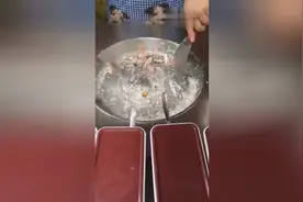 路边摊的的大叔炒酸奶，好好吃！图片
