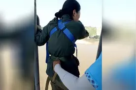 工作人员推下蹦极美女！美女吓哭图片
