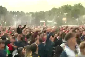 嗨翻天！威尔士球迷庆祝晋级狂撒啤酒浴！视频封面