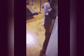 丢丢玩捉迷藏的奇葩思路，最后三秒才看懂!图片