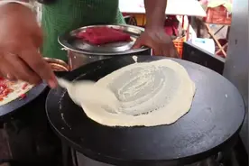 实拍印度街头做菜煎饼，真该交点学费来这学学，生意真火爆啊！图片