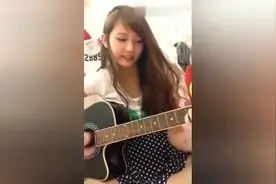 美女弹吉他给我听，我感觉我恋爱了图片