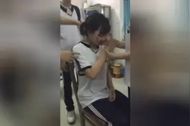 实拍初中女生打针，竟然吓的直哭，同学们都没办法了视频封面