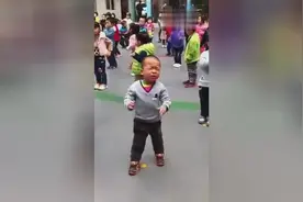 幼儿园课间操，熊孩子实力暴躁版小苹果，表情动作太经典图片