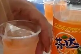 1秒钟芬达变成白开水，满满地全是色素，以后你还敢喝嘛！图片