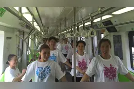 惊呆了！北京大妈地铁嗨跳神曲广场舞视频封面