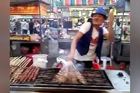 路边最帅气的烤羊肉串小伙，不仅烤的好吃，舞跳的也不错图片
