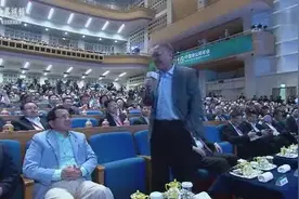 柳传志调侃马云长得帅，马云霸气回应：自称长得很耐看，全场爆笑图片