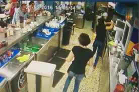 见过这么牛的女服务员吗？请注意看她的脚完全就是神救援啊！图片