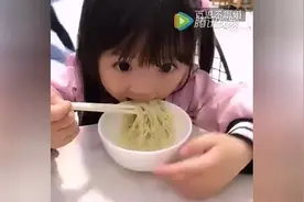 小萝莉是个小吃货，这么可爱的小女孩太惹人爱了！图片