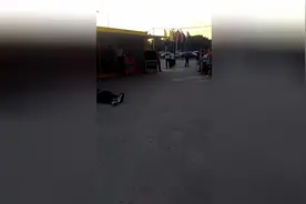 两男生躺地紧贴身，好刺激！图片
