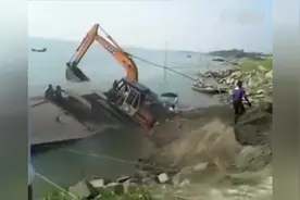 这挖掘机是来搞笑的，我服了图片