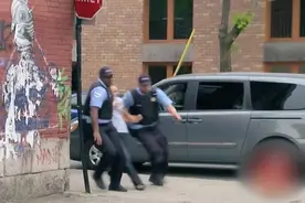 恶搞之警察带头狂奔，究竟是什么怪物引众人逃离，又好笑又温情视频封面