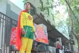 路过请帮帮他！济南街头现“煎饼侠”，卖煎饼只为救女儿一命图片