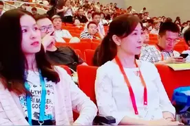 仙福主持人玉玉和台湾性治疗师童嵩珍同框！这是要向童老师学习改行做心理治疗师了吗？童老师笑的这么开心是因为什么啊视频封面