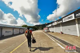 “90后”职业赛车手追逐速度与梦想图片