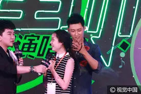 撩妹全是套路！黄景瑜为迷妹扎辫子、录制起床铃声 玩亲密对视引现场尖叫图片
