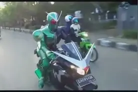 外国小伙穿上假面騎士W皮套騎著自製機車 去大街上兜風视频封面