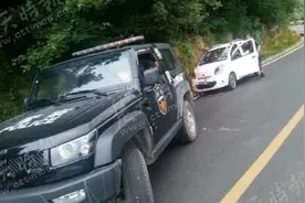 男子开电动车上山不料滑进沟里 铁山民警助其脱困图片