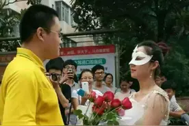 高校女老师穿婚纱求婚男学生激吻引骚动 师生恋再掀热议图片