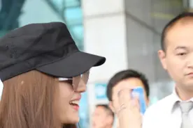 刘亦菲黑超遮面现身机场主动派签名 回头与粉丝Say goodbye超耐撕图片